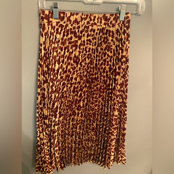 H&M Dresses & Skirts - H&M Midi Leopard Print Skirt